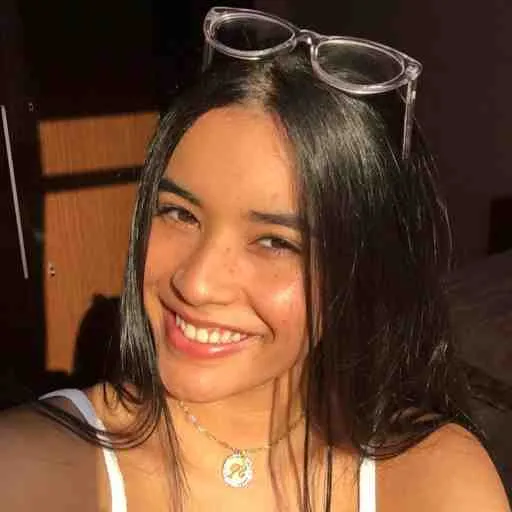 Inès, 23 ans